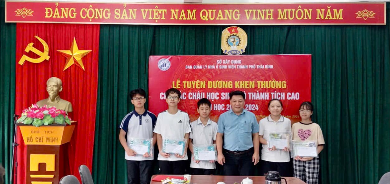 Lễ tuyên dương khen thưởng cho các cháu học sinh có thành tích cao năm học 2023-2024