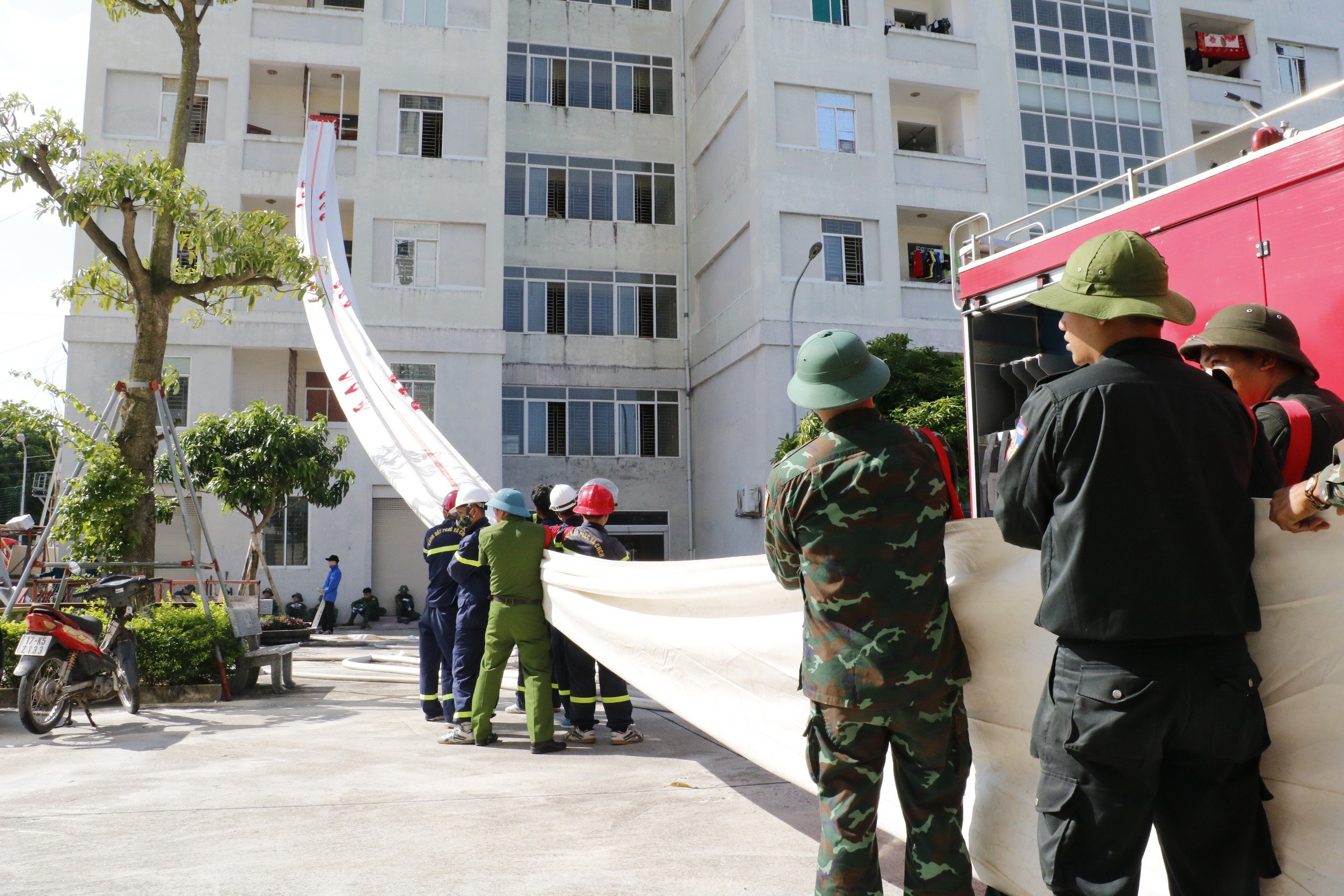 Ban quản lý nhà ở sinh viên thành phố Thái Bình tham gia diễn tập phương án xử trí tình huống sập đổ công trình khi có thiên tai, bão lớn