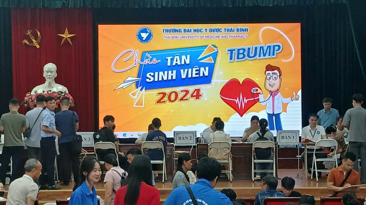 Ban quản lý nhà ở sinh viên TP. Thái Bình tiếp đón tân sinh viên trường đại học Y năm học 2024-2025